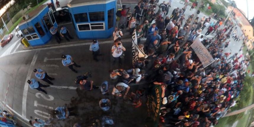 Harmica – Dolaskom slovenskih aktivista, izbjeglice su nasilno pokusale prijeci granicu. Policija ih je sprijecila, ali izbjeglice su blokirale granicni prijelaz. Photo: Borna Filic/PIXSELL