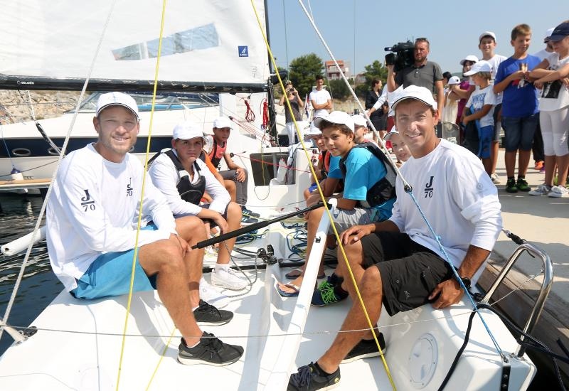 Zlatni olimpijci Fantela i Marenić družili se sa šibenskom djecom povodom dana jedrenja. Photo: Duško Jaramaz/PIXSELL Zlatni olimpijci Fantela i Marenić družili se sa šibenskom djecom povodom dana jedrenja. Photo: Duško Jaramaz/PIXSELL