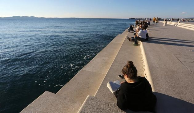Zadar – Suncano i toplo nedjeljno poslijepodne velik broj ljudi proveo je na rivi. Photo: Filip Brala/PIXSELL