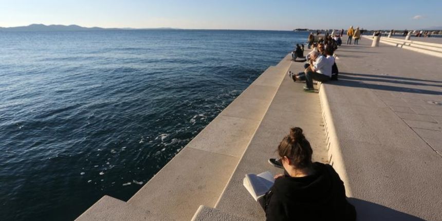 Zadar – Suncano i toplo nedjeljno poslijepodne velik broj ljudi proveo je na rivi. Photo: Filip Brala/PIXSELL Zadar – Suncano i toplo nedjeljno poslijepodne velik broj ljudi proveo je na rivi. Photo: Filip Brala/PIXSELL