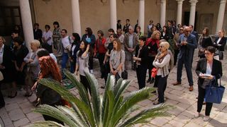 Izložba nosi naziv “Približavanje – stih i slika”, a otvara se u klaustru samostana Sv. Frane. Izložba nosi naziv “Približavanje – stih i slika”, a otvara se u klaustru samostana Sv. Frane.