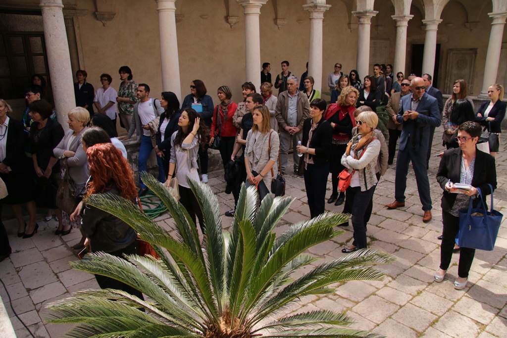 Izložba nosi naziv “Približavanje – stih i slika”, a otvara se u klaustru samostana Sv. Frane. Izložba nosi naziv “Približavanje – stih i slika”, a otvara se u klaustru samostana Sv. Frane.