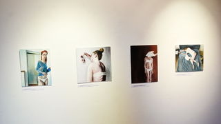 U galeriji Kninskog muzeja otvorena izložba slika “Autoportreti” Marine Ćorić