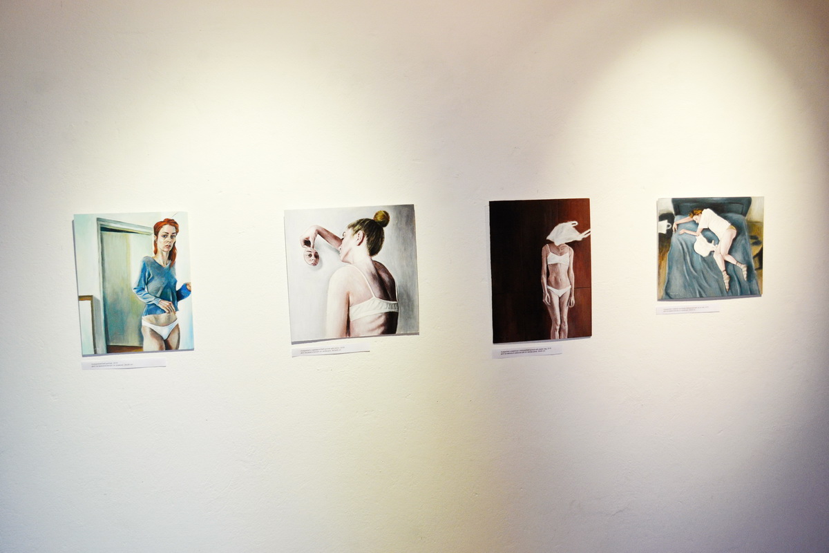 U galeriji Kninskog muzeja otvorena izložba slika “Autoportreti” Marine Ćorić