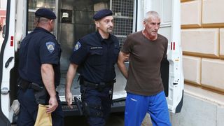 Privođenje muškarca osumnjičenog za bombaške napade na PU zadarsku Privođenje muškarca osumnjičenog za bombaške napade na PU zadarsku