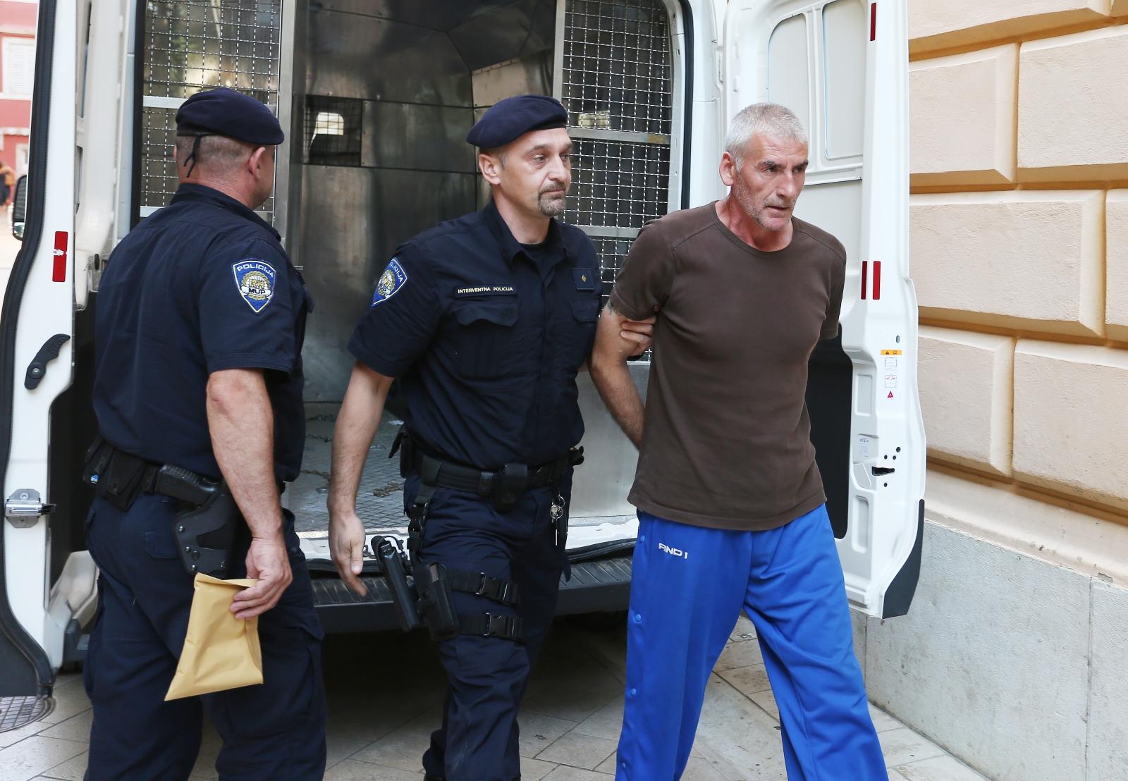 Privođenje muškarca osumnjičenog za bombaške napade na PU zadarsku Privođenje muškarca osumnjičenog za bombaške napade na PU zadarsku