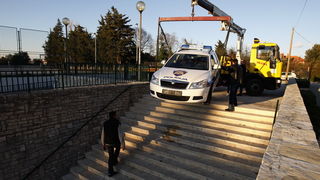 Zadar, 211211. 
Danas popodne oko 14 i 30 dogodila se neobicna prometna nesreca u kojoj je policijski automobil zavrsio na stepenicama dvorista Osnovne skole Krune Krstica u Arbanasima. Kako je doslo do toga znati ce se nakon ocevida, a koliko znamo nema