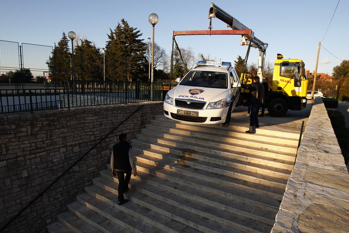 Zadar, 211211. 
Danas popodne oko 14 i 30 dogodila se neobicna prometna nesreca u kojoj je policijski automobil zavrsio na stepenicama dvorista Osnovne skole Krune Krstica u Arbanasima. Kako je doslo do toga znati ce se nakon ocevida, a koliko znamo nema
