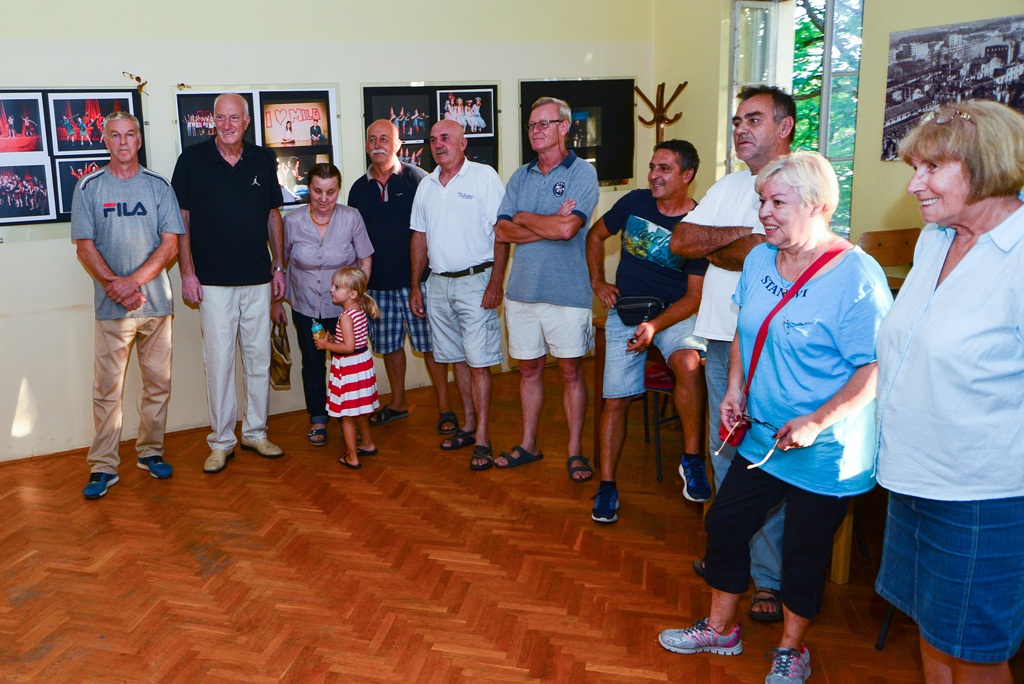 U MO Stanovi upriličeno je svečano otvorenje izložbe fotografija “Igrajmo se” autorice Ive Perinčić U MO Stanovi upriličeno je svečano otvorenje izložbe fotografija “Igrajmo se” autorice Ive Perinčić