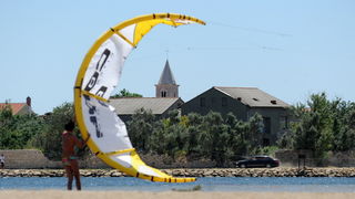 Nin, Zadar, 160712
Kitesurferi su iskoristili vjetrovit dan za uzivanje na plazi Zdrijac kraj Nina gdje se inace nalazi i kitesurfing skola.
Foto: Luka Gerlanc / CROPIX