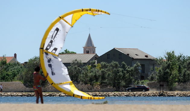 Nin, Zadar, 160712
Kitesurferi su iskoristili vjetrovit dan za uzivanje na plazi Zdrijac kraj Nina gdje se inace nalazi i kitesurfing skola.
Foto: Luka Gerlanc / CROPIX