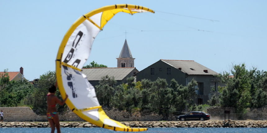 Nin, Zadar, 160712
Kitesurferi su iskoristili vjetrovit dan za uzivanje na plazi Zdrijac kraj Nina gdje se inace nalazi i kitesurfing skola.
Foto: Luka Gerlanc / CROPIX