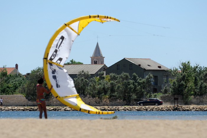 Nin, Zadar, 160712
Kitesurferi su iskoristili vjetrovit dan za uzivanje na plazi Zdrijac kraj Nina gdje se inace nalazi i kitesurfing skola.
Foto: Luka Gerlanc / CROPIX