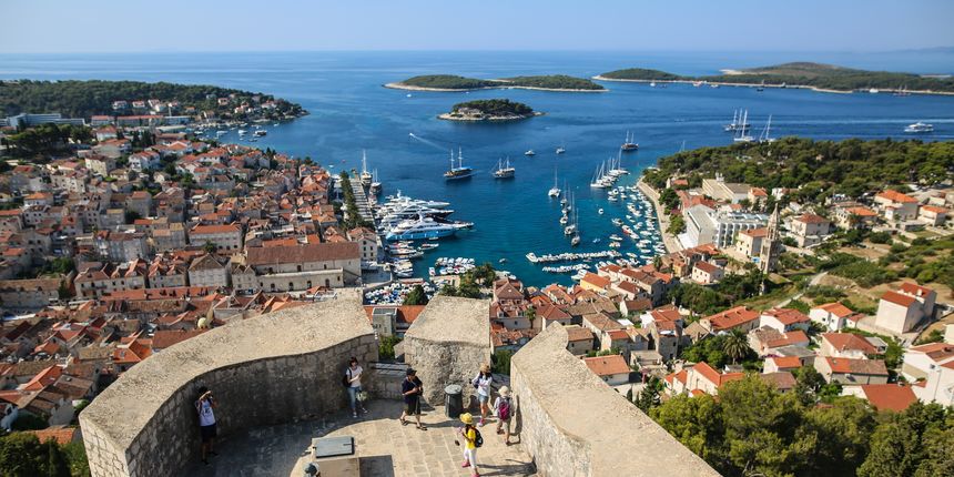 Hvar: turisti rado posjećuju Forticu s koje puca predivan pogled na grad i Paklenske otoke Hvar: turisti rado posjećuju Forticu s koje puca predivan pogled na grad i Paklenske otoke