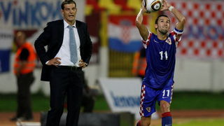 Bratislava, Slovacka, 110810. Stadion Pasienky. Medjunarodna  prijateljska nogometna utakmica  Slovacka – Hrvatska Na fotografiji: Slaven Bilic i Darijo Srna. Foto: Ronald Gorsic / CROPIX