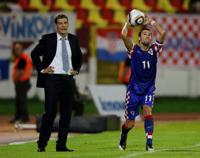 Bratislava, Slovacka, 110810. Stadion Pasienky. Medjunarodna  prijateljska nogometna utakmica  Slovacka – Hrvatska Na fotografiji: Slaven Bilic i Darijo Srna. Foto: Ronald Gorsic / CROPIX