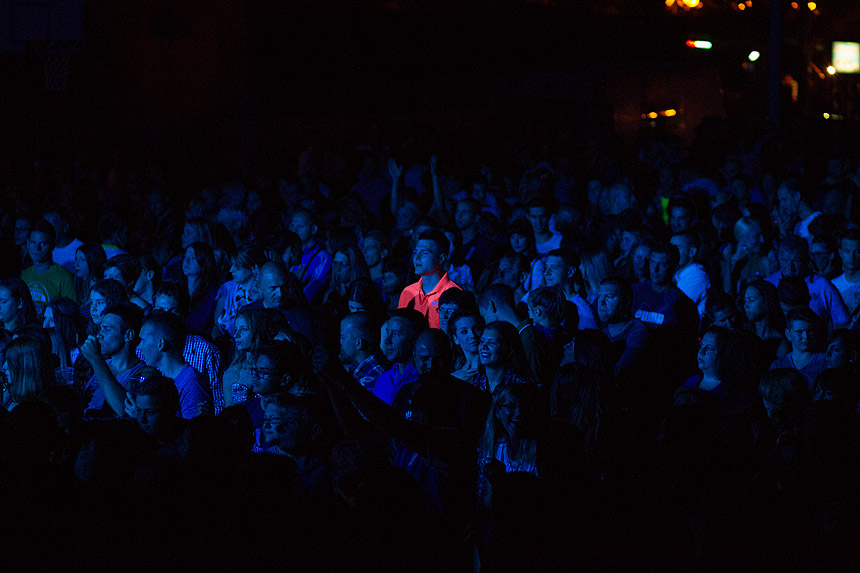 Mještani Bibinja sinoć su uživali u vrhunskom koncertu grupe Colonija na sportskom centru Crljenica Mještani Bibinja sinoć su uživali u vrhunskom koncertu grupe Colonija na sportskom centru Crljenica