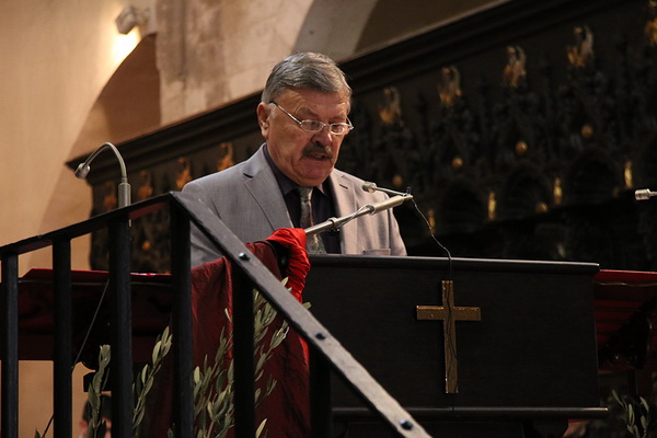 Cvjetnica 20. ožujka 2016: Nakon blagoslova maslinovih grančica, nadbisku Želimir Puljić predvodio je procesiju do katedrale sv. Stošije gdje je služio misno slavlje na kojem se pjevala Muka našeg Gospodina Cvjetnica 20. ožujka 2016: Nakon blagoslova maslinovih grančica, nadbisku Želimir Puljić predvodio je procesiju do katedrale sv. Stošije gdje je služio misno slavlje na kojem se pjevala Muka našeg Gospodina