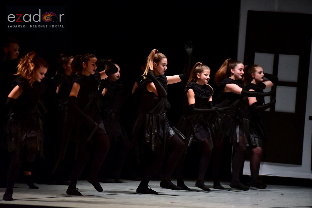 Predstava “Odgojoj” Plesne udruge Gesta u HNK Zadar