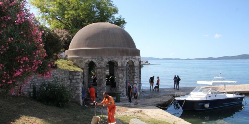 Karma:Počela akcija čišćenja Carske fontane Karma:Počela akcija čišćenja Carske fontane