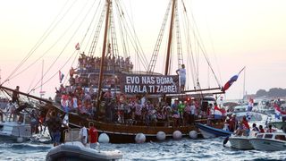 Svečani doček zadarskih Vatrenih: Jedrenjakom Branimir plovili od Gradskog mosta do gata na zadarskoj rivi