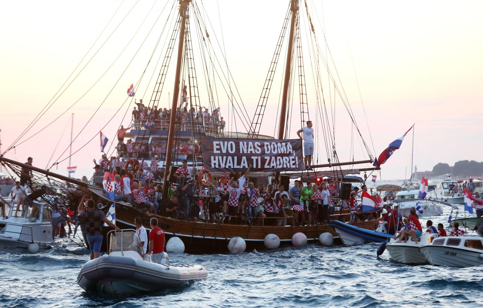 Svečani doček zadarskih Vatrenih: Jedrenjakom Branimir plovili od Gradskog mosta do gata na zadarskoj rivi