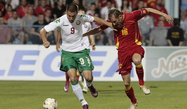 Luka Pejovic (R) of Montenegro fights for the ball with Ivelin Popov of Bulgaria // Reuters