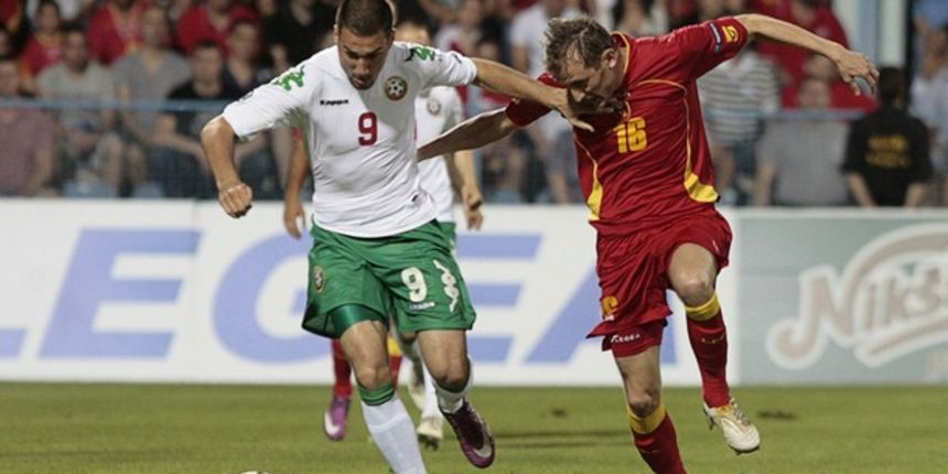 Luka Pejovic (R) of Montenegro fights for the ball with Ivelin Popov of Bulgaria // Reuters