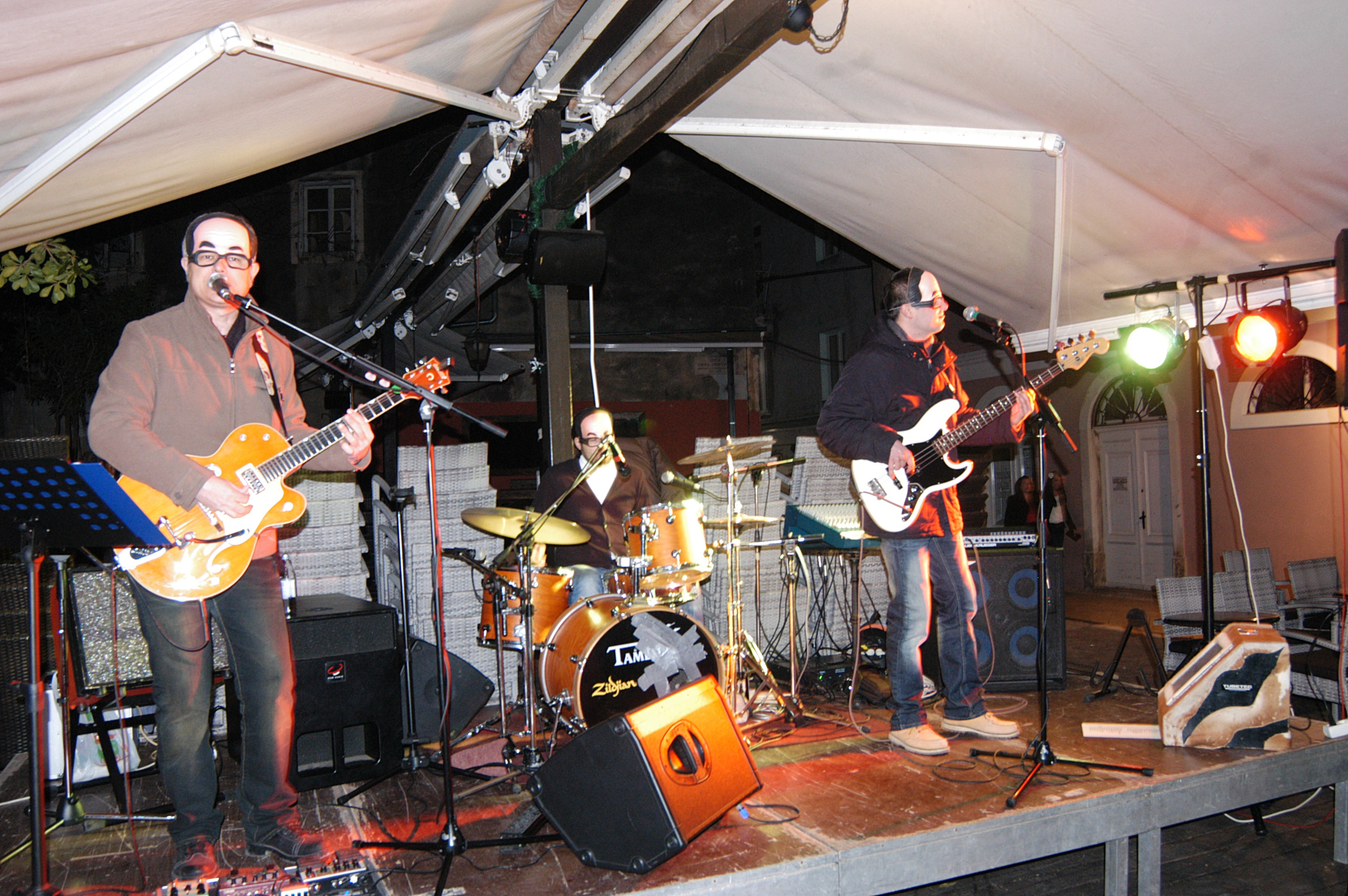 Caffe bar Kult: Kitsch party i Pacific bullets Caffe bar Kult: Kitsch party i Pacific bullets