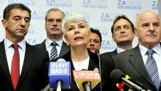 Zagreb, 040110. Sjediste HDZ-a. Zbog jucerasnjeg istupanja u javnosti iza ledja premijerki i predsjednici HDZ-a Jadranki Kosor, Ivo Sanader izbacen je iz HDZ-a.  Na slici: Jadranka Kosor objavljuje ispred predsjednistva stranke da dr Ivo Sanader nije vise