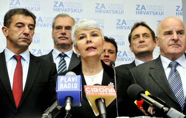 Zagreb, 040110. Sjediste HDZ-a. Zbog jucerasnjeg istupanja u javnosti iza ledja premijerki i predsjednici HDZ-a Jadranki Kosor, Ivo Sanader izbacen je iz HDZ-a.  Na slici: Jadranka Kosor objavljuje ispred predsjednistva stranke da dr Ivo Sanader nije vise