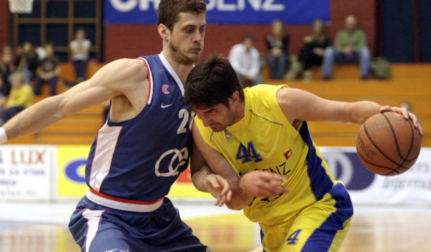 Zagreb, 020509. Dvorana Trnsko Kosarkaska utakmica A-1 7.kolo Liga za prvaka Zagreb Crobenz – Cibona Na slici : Marin Rozic, Damir Mulaomerovic 44 Nenad Dugi / CROPIX