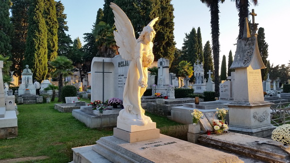 Uoči blagdana Svih svetih brojni su Zadrani posjetili Gradsko groblje i uredili počivališta najmilijih i okitili ih cvijećem, Foto: M. Malik Uoči blagdana Svih svetih brojni su Zadrani posjetili Gradsko groblje i uredili počivališta najmilijih i okitili ih cvijećem, Foto: M. Malik