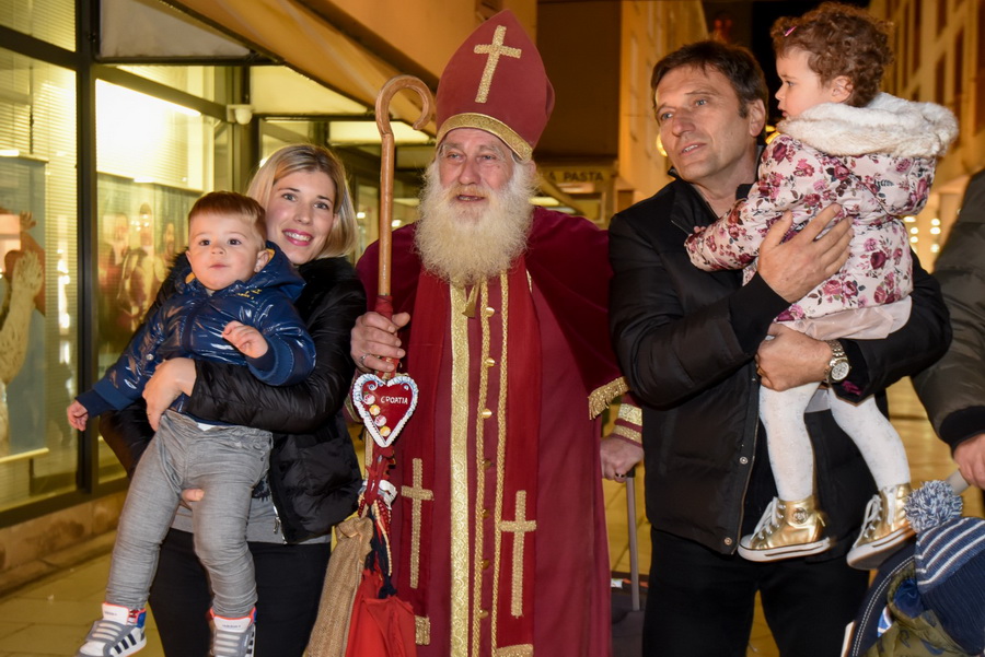 Advent u Zadru: Sveti Nikola razveselio najmlađe Zadrane Advent u Zadru: Sveti Nikola razveselio najmlađe Zadrane