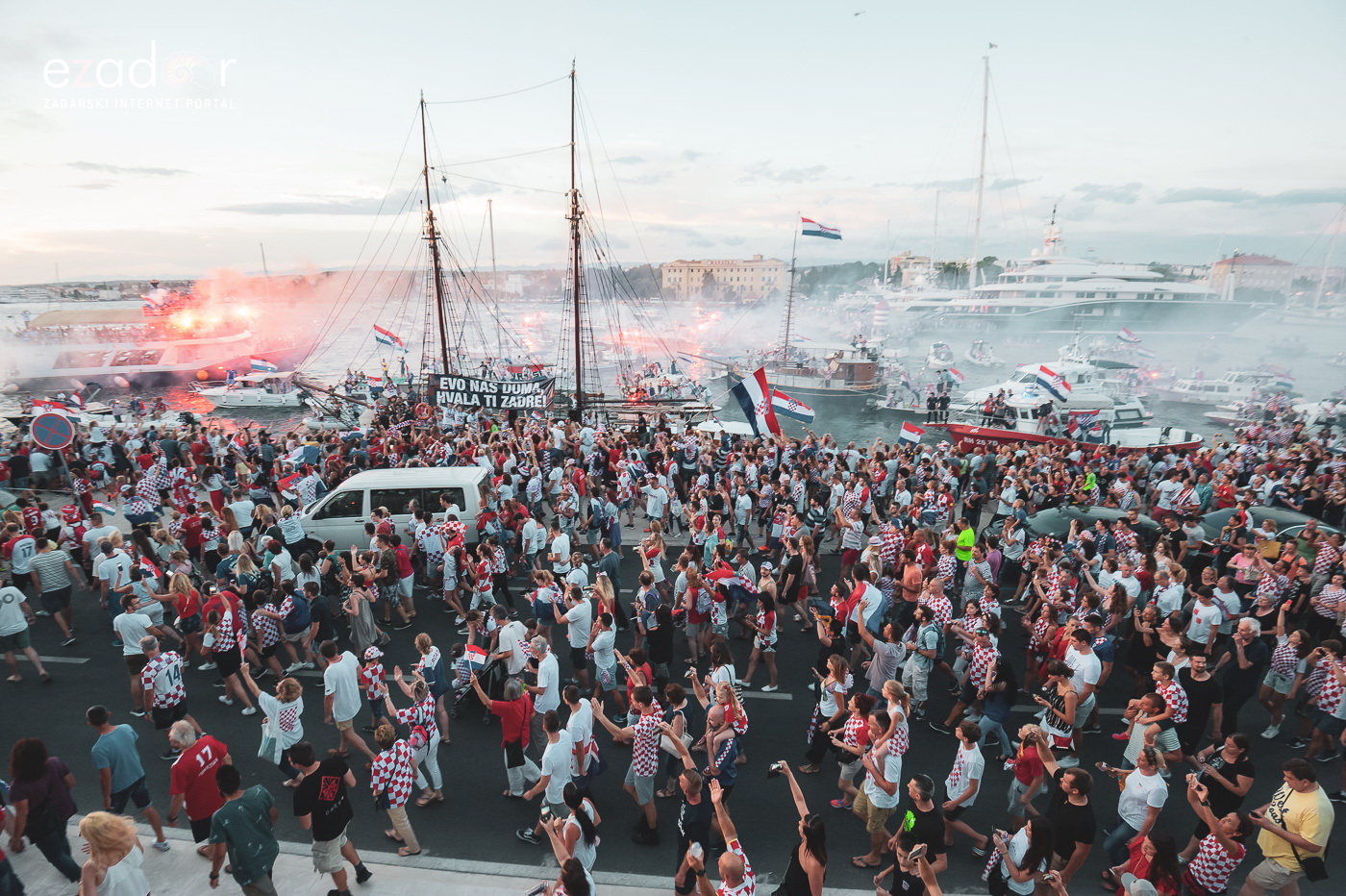 Zadar priredio čudesan doček svojim Vatrenim herojima (1)