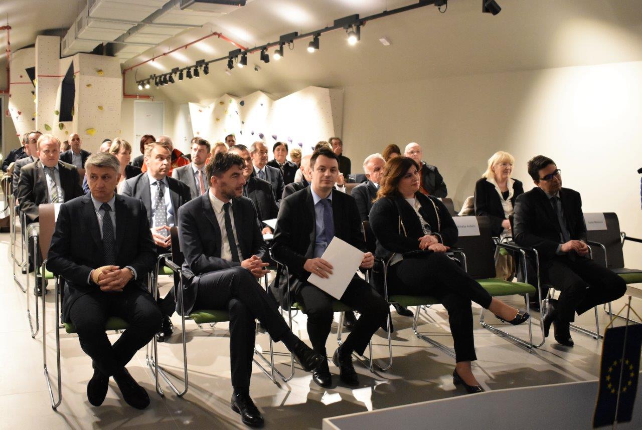 Potpisivanje ugovora u prezentacijskom centru “Podzemni grad Paklenice” NP Paklenica Potpisivanje ugovora u prezentacijskom centru “Podzemni grad Paklenice” NP Paklenica