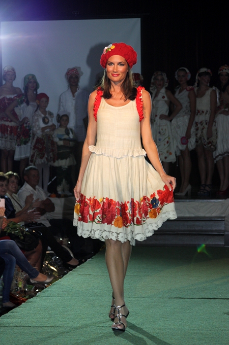 Hrvatske manekenke predstavile “Ličku ružu” Mine Petre, foto: FAMA