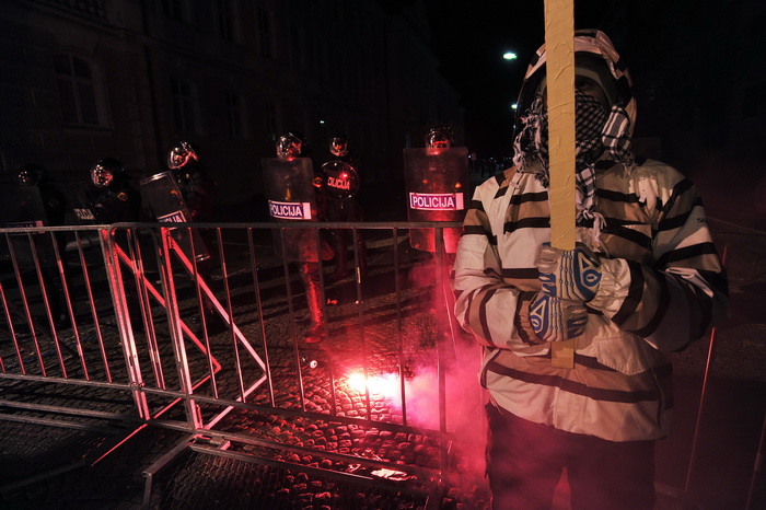 Maribor (Slovenija), 031212.
Prosvjed gradjana Maribora protiv trenutacnog gradonacelnika Franca Kanglera, osumnjicenog za umjesanost u korupciju. Prosvjed je zapoceo okupljanjem nekoliko tisuca ljudi na Trgu Slobode, a zatim se preselio ispred zgrade opc Maribor (Slovenija), 031212.
Prosvjed gradjana Maribora protiv trenutacnog gradonacelnika Franca Kanglera, osumnjicenog za umjesanost u korupciju. Prosvjed je zapoceo okupljanjem nekoliko tisuca ljudi na Trgu Slobode, a zatim se preselio ispred zgrade opc