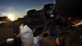 Pula,040111.
Djelomicna pomracina sunca mogla se vidjeti iz cijele hrvatske. Puljani su ovaj rijetki prizor uz zastitu filtera promatrali i fotografirali sa Pulske zvjezdarnice na monte zaru.
Foto: Srecko Niketic / CROPIX