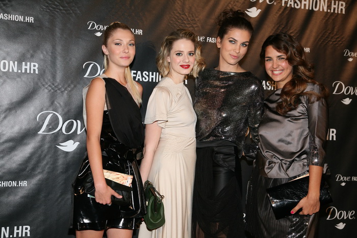 Zagreb, 300911.
Zagrebacki velesajam.
Modna revija Dove Fashion.hr proljece – ljeto 2012.
Na slici: Jelena Veljaca (druga slijeva) u drustvu.
Foto: Biljana Gaurina / CROPIX Zagreb, 300911.
Zagrebacki velesajam.
Modna revija Dove Fashion.hr proljece – ljeto 2012.
Na slici: Jelena Veljaca (druga slijeva) u drustvu.
Foto: Biljana Gaurina / CROPIX