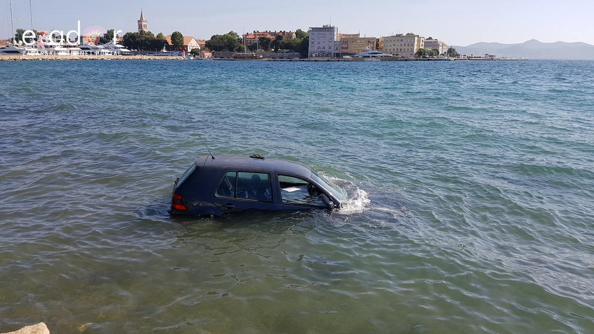 Divljao golfom po Brodarici pa završio u moru kod HAZU-a Divljao golfom po Brodarici pa završio u moru kod HAZU-a