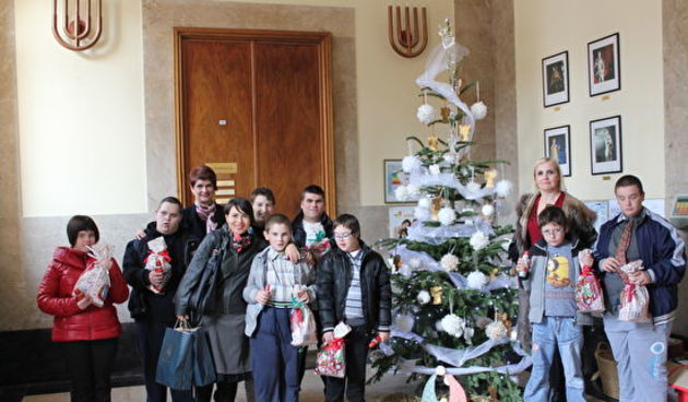 Učenici OŠ Voštarnica okitili bor Gradske uprave, Foto: Grad Zadar