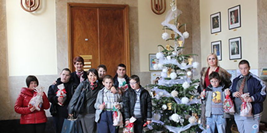 Učenici OŠ Voštarnica okitili bor Gradske uprave, Foto: Grad Zadar Učenici OŠ Voštarnica okitili bor Gradske uprave, Foto: Grad Zadar