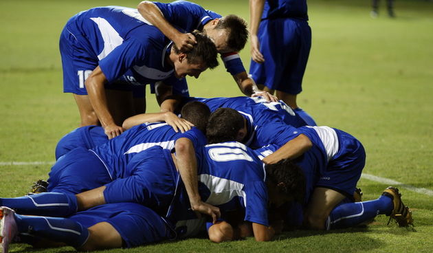 Zadar, 280810
Prva HNL, nogometna utakmica Nk Zadar – Nk Zagreb. Stadion Stanovi. Igraci Zadra (plavi).
Foto: Jure Miskovic / CROPIX