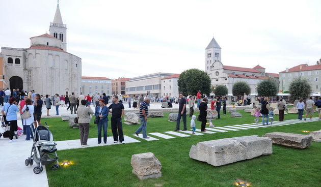 Zadar, 240910. 
Danas je u Zadru svecano otvorena preuredjena Poljana Ivana Pavla 2. Poljana, odnosno prostor koji se proteze od juznog portikata Foruma prema Ulici Zadarskog mira 1358. uredila se prema idejnom projektu zadarskog arhitekta Ante Uglesica.