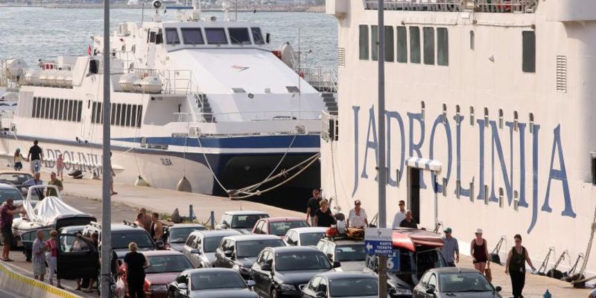 Zadar – Guzve na trajektnom pristanistu ne jenjavaju cijeli dan. Photo: Dino Stanin/PIXSELL Autor  Dino Stanin/PIXSELL KLJUČNE RIJEČI  turisticka sezona, Jadrolinija, guzve, trajekt, turizam, guzva, ljeto, turisti