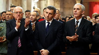 Zadar, 241112.
Obiljezavanje Dana grada Zadra i dolazak generala Ante Gotovine pocasnog gradjanina grada Zadra. General Gotovina na svetoj misi u katedrali Sv. Stosije.
Na slici general Ante Gotovina s gradonacelnikom Zvonimirom Vrancicem i zupanom Stip Zadar, 241112.
Obiljezavanje Dana grada Zadra i dolazak generala Ante Gotovine pocasnog gradjanina grada Zadra. General Gotovina na svetoj misi u katedrali Sv. Stosije.
Na slici general Ante Gotovina s gradonacelnikom Zvonimirom Vrancicem i zupanom Stip