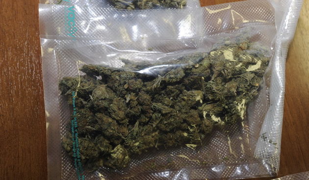 Sibenik, 260313.
Na konfernciji za medije PU Sibensko Kninska prikazala je zapljenu droge ,preko 300 tableta ecstazy i 300 grama marihuane droga je proradjena u Vodicama kod 29 godisnjeg Vodicana i 32 godisnjeg Zagrebacanina koji su uhiceni.
Na fotografij