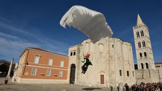 Djedice Mrazovi spustili se padobranom na Forum