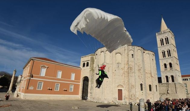 Djedice Mrazovi spustili se padobranom na Forum